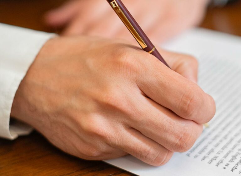 Signature d’un document pour désigner la FRHA comme bénéficiaire d’une assurance-vie
