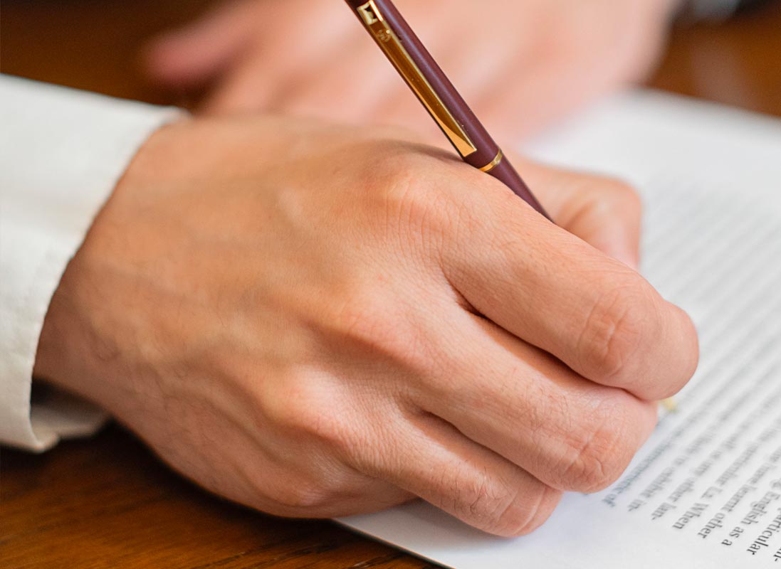 Signature d’un document pour désigner la FRHA comme bénéficiaire d’une assurance-vie